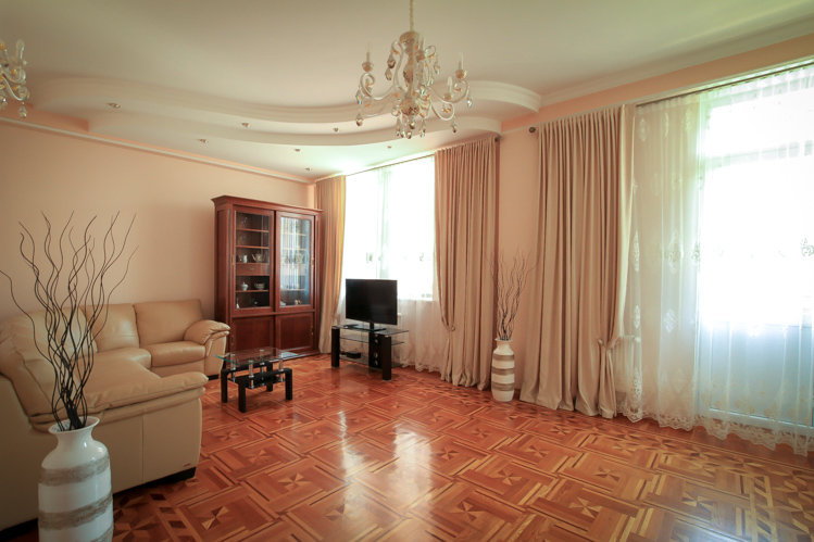 Luxury rent in an elite building in Chisinau center: 3 rooms, 2 bedrooms, 120 m²